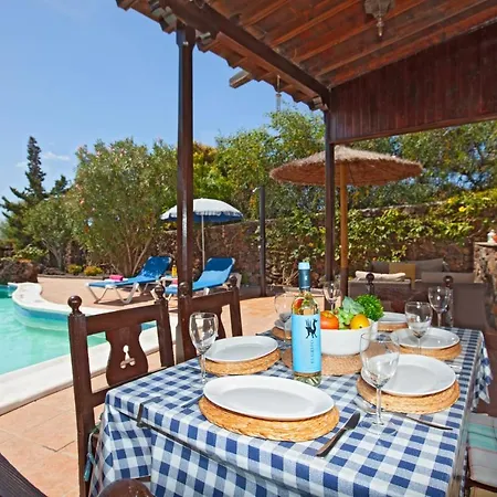 Casa Los Mojones Cuatro - Secluded Yet Central 4 Bedroom - Perfect For Families * Puerto del Carmen (Lanzarote)
